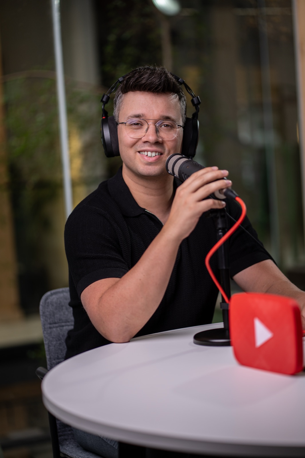 Fabian Schmidtke am Podcast-Mikrofon