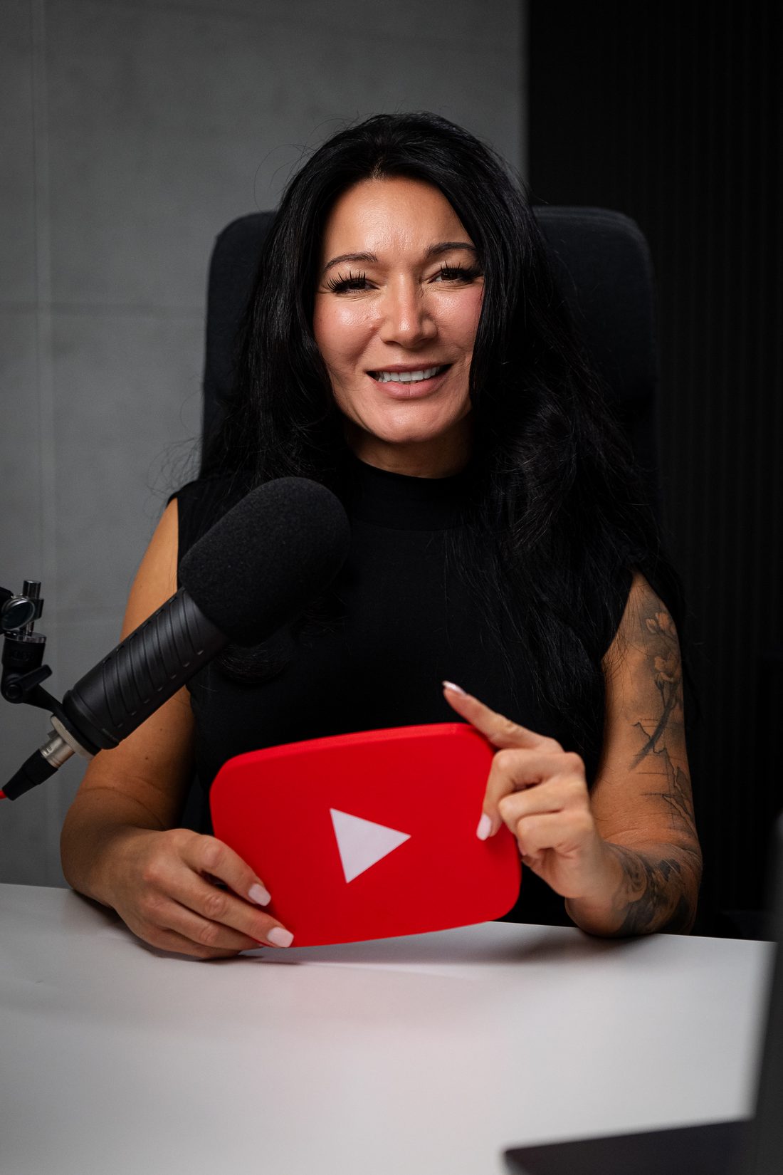 Jasmin Schmidtke mit YouTube-Play-Button