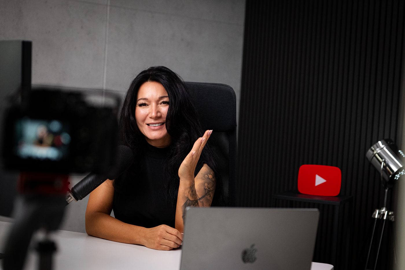 Jasmin Schmidtke bei der Videoaufnahme in ihrem Studio