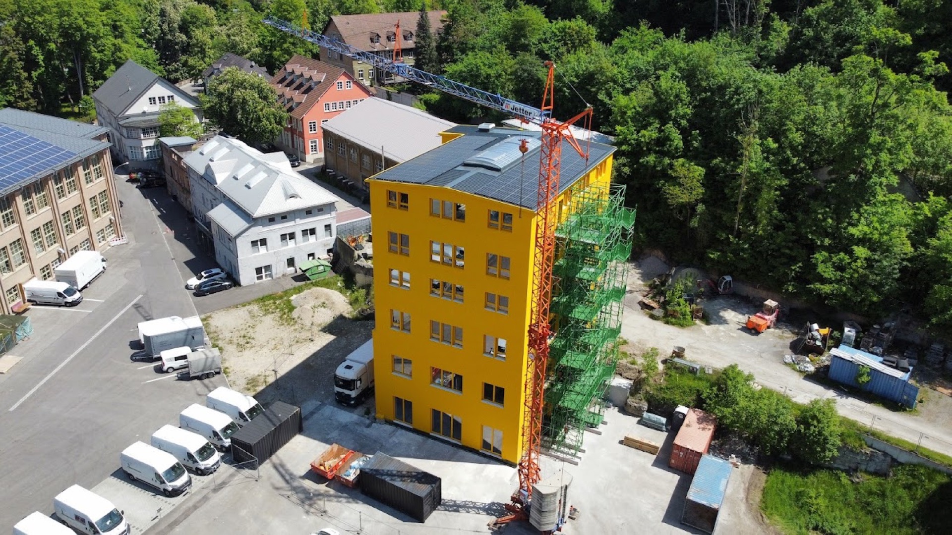 Das gelbe Bürogebäude der Schmidtke GmbH im Neckartal in Rottweil