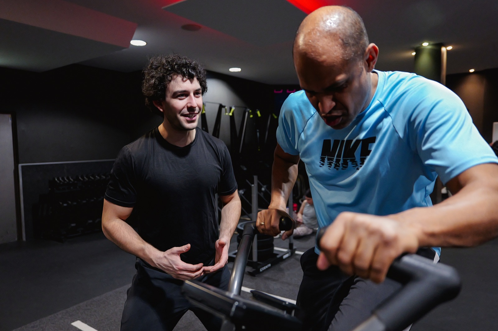 Patrick Detta betreut einen Kunden beim Personal Training