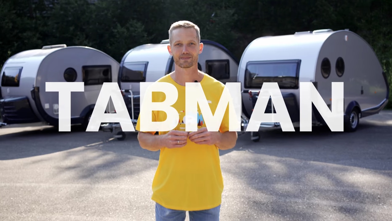 Andreas Benner vor TABMAN Wohnwagen