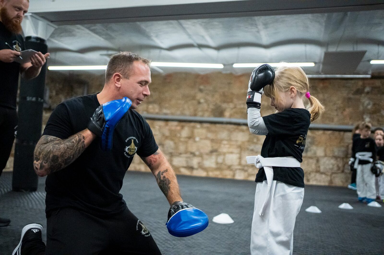 Bernfried Vogt beim Krav Maga Training mit einem Kind