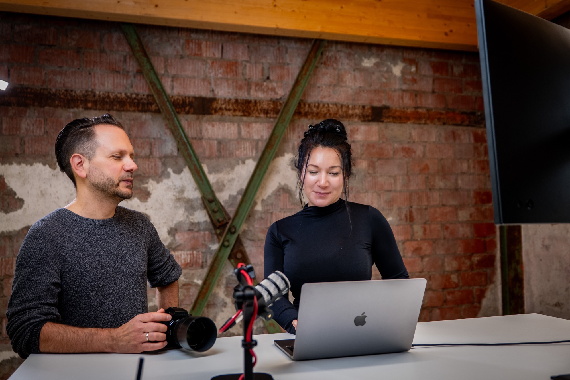 Das Schmidtke-Team bereitet gemeinsam eine Videoproduktion vor