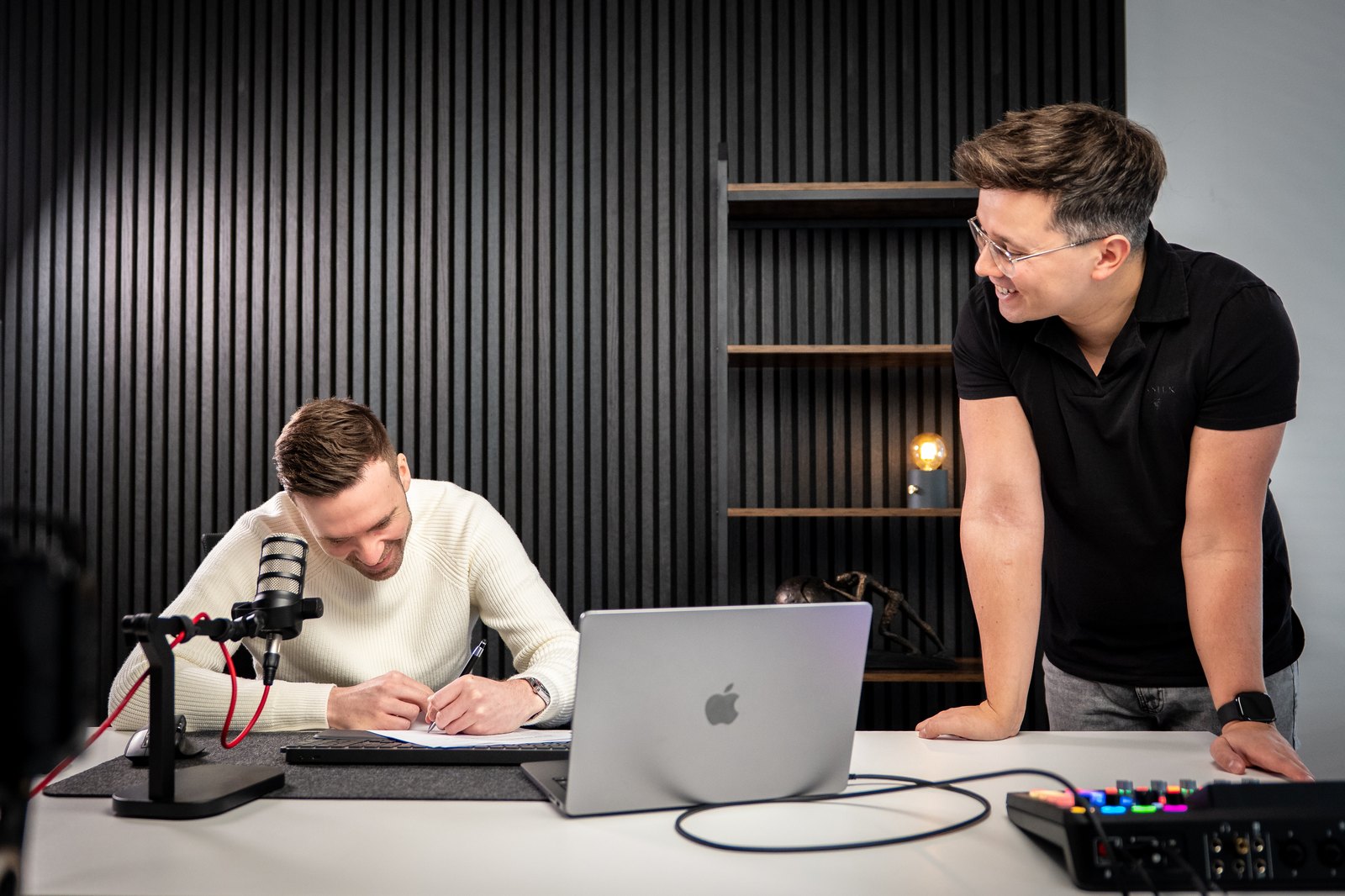 Fabian Schmidtke und André Weichenhein bei der gemeinsamen Produktionsplanung