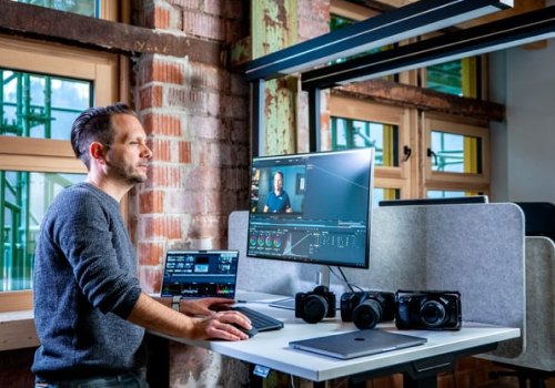Videoschnitt im Büro der Schmidtke GmbH